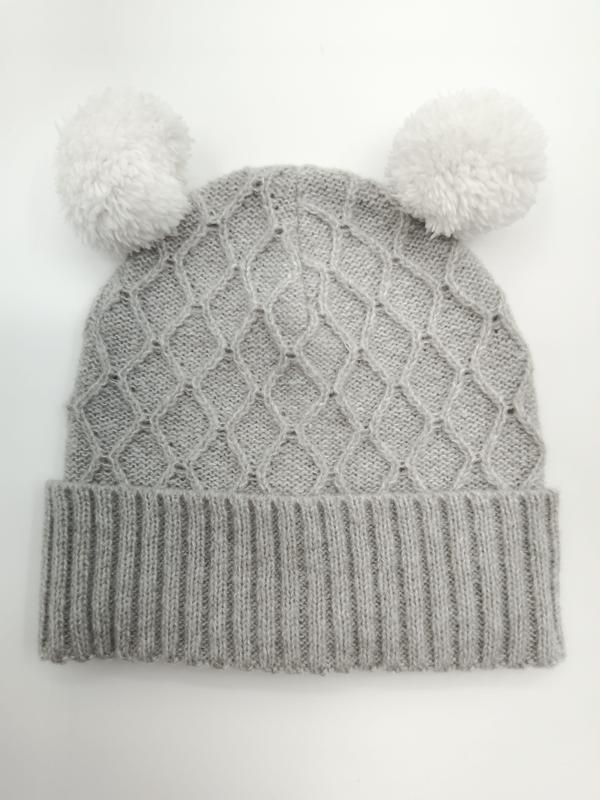 Strukturierte Wintermütze in Grau mit doppeltem weißem Bommel und breitem Strickbündchen, von oben fotografiert auf weißem Hintergrund
