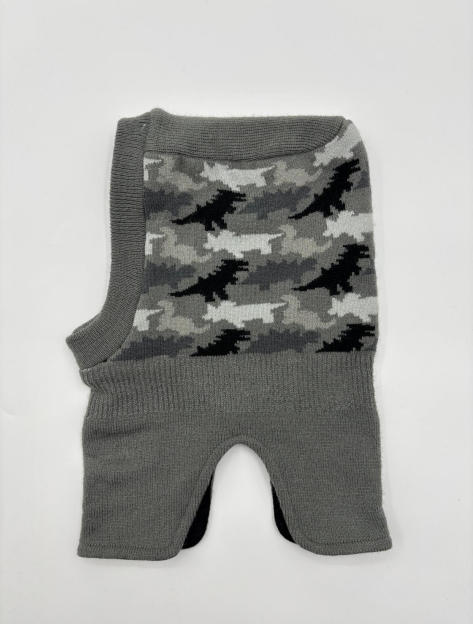Graue Sturmhaube mit schwarz-weiß-grauem Tarnmuster-Jacquard auf dem Frontpanel und elastischen Rippenkanten, ausgebreitet