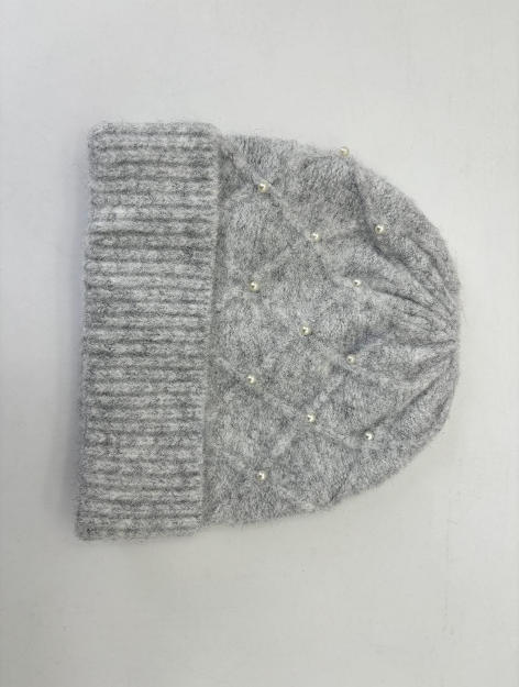Weiche graue Strickmütze mit Rautenmuster und vereinzelten Perlen-Akzenten, auf weißem Hintergrund flachliegend