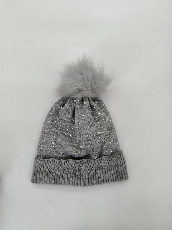 Graue Wintermütze aus Strick mit Zopfmuster-Bündchen, aufgestreuten Perlen und funkelnden Kristallsteinen sowie flauschigem Bommel