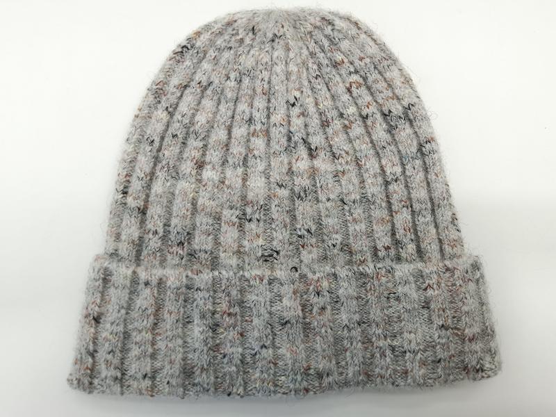 Rippenstrick-Beanie in Graumelange mit bunten Farbeinschlüssen aus Rost und Anthrazit sowie Umschlagbündchen, auf weißem Hintergrund