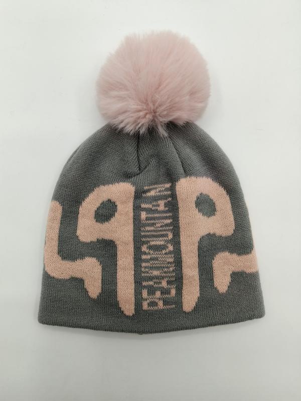 Graue Winterstrickmütze mit großen rosa Buchstaben-Aufdruck und flauschigem rosa Kunstfell-Bommel oben