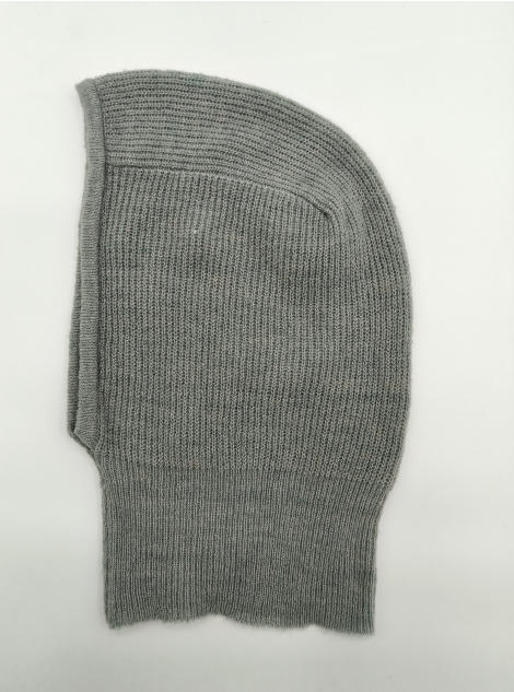 Draufsicht einer grauen Rippstrick-Balaclava mit ovaler Gesichtsöffnung auf weißem Untergrund