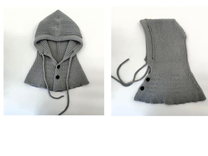 Grauer Rippenstrick-Balaclava-Kapuzenhal mit Kordelzug und schwarzem Knopfverschluss, Vorder- und Rückansicht