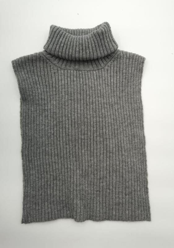 Grauer ärmelloser Rollkragen-Strickpullover in Rippenstrickoptik flach auf weißem Untergrund fotografiert