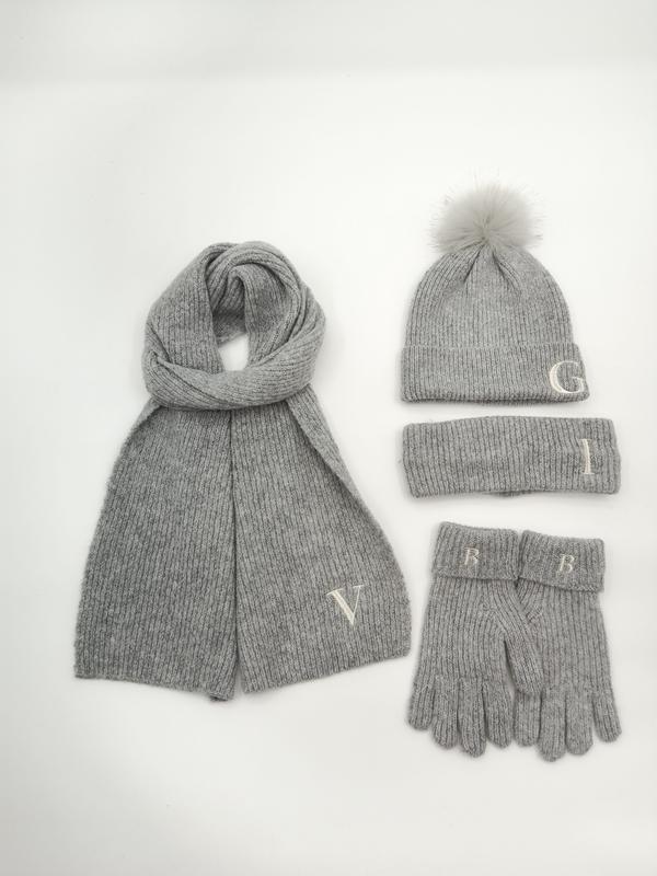 Hellgraues Winter-Accessoire-Set aus Rippenstrick mit Bommel-Beanie, langem Schal, Stirnband und Handschuhen mit gestickten Initialen