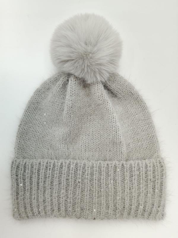 Hellgraue flauschige Winterstrickmütze mit großem Kunstfell-Bommel und silbernen Paillettenakzenten