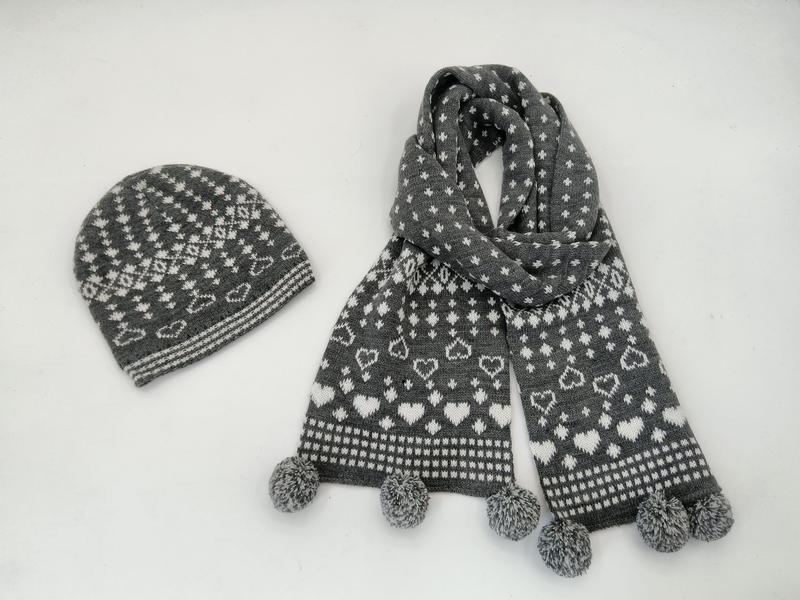 Grau-weißes Strickset im Fair-Isle-Stil mit Herzchen-Motiven, Bommel-Mütze und passendem Schal mit Bommelenden, Draufsicht