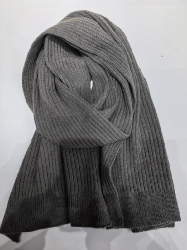 Graumelierter Rippenstrickschal locker aufgerollt vor weißem Hintergrund mit sichtbarer weicher Stricktextur
