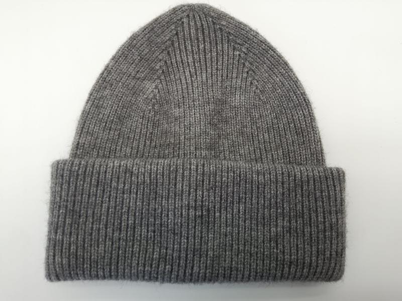 Melierte Rippstrick-Beanie in Heathergrau mit breitem umgeschlagenem Bündchen auf weißem Hintergrund