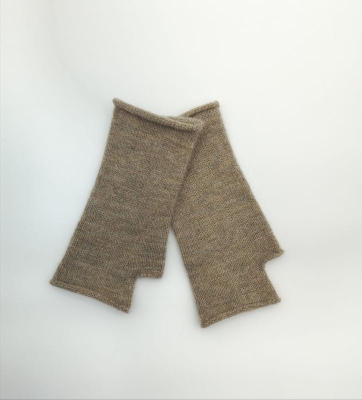 Paar fingerlose Strickhandschuhe in Taupe-Melange mit Daumenöffnung, flach auf weißem Untergrund liegend
