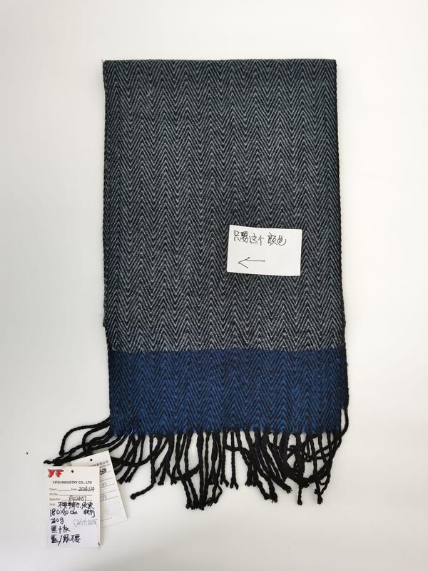 Grau-blauer Webschal mit Fischgrätmuster und zweifarbigem Farbblock-Design sowie schwarzem Fransensaum, flach auf weißem Untergrund fotografiert