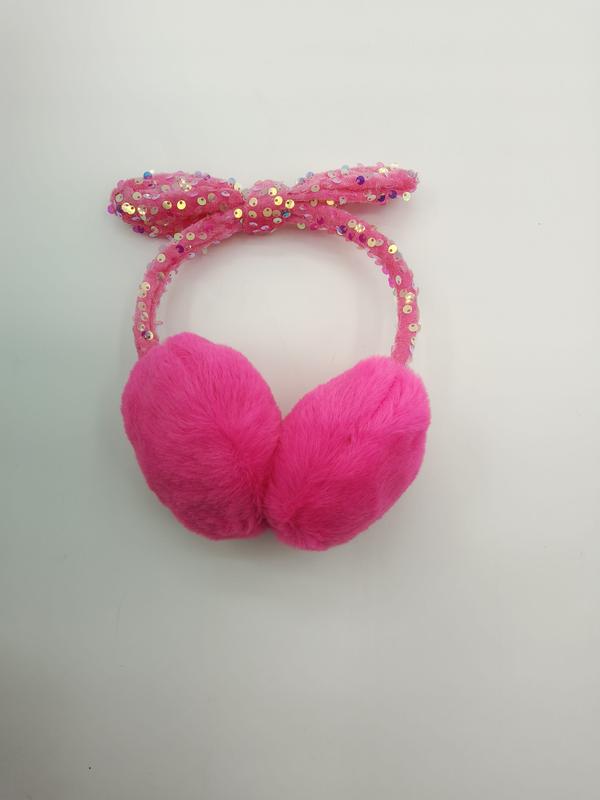 Leuchtend pinke Plüsch-Ohrenschützer mit glitzerndem pinkfarbenem Pailletten-Schleifenhaarreif, Kinderwinterzubehör auf weißem Hintergrund