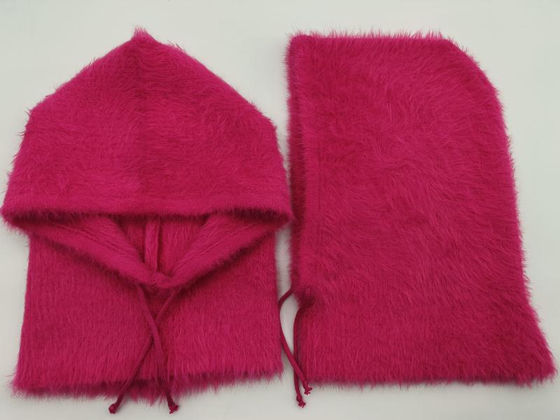 Pinker Kunstpelz-Kapuzenomfort-Schal mit Kordelzug und passender rechteckiger Halswärmer, flach fotografiert