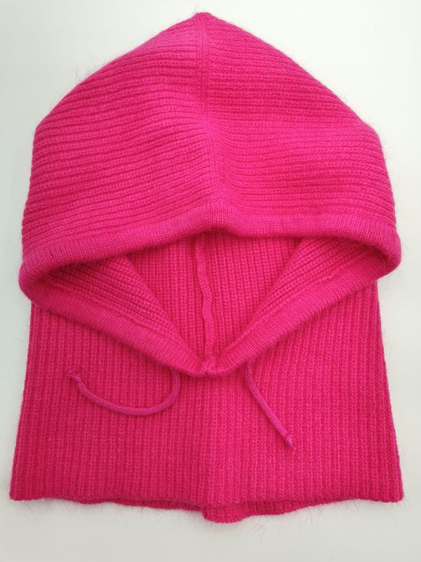 Pink gerippter Strick-Balaclava mit Schnürbändern, flach auf weißem Untergrund liegend