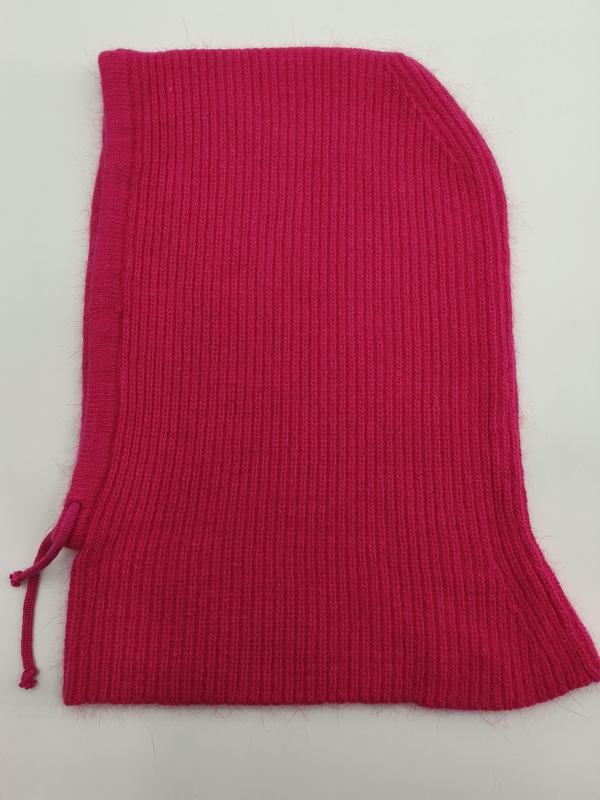 Pinke Rippenstrick-Skihaube mit Kordelzugverschluss, Draufsicht auf weißem Hintergrund