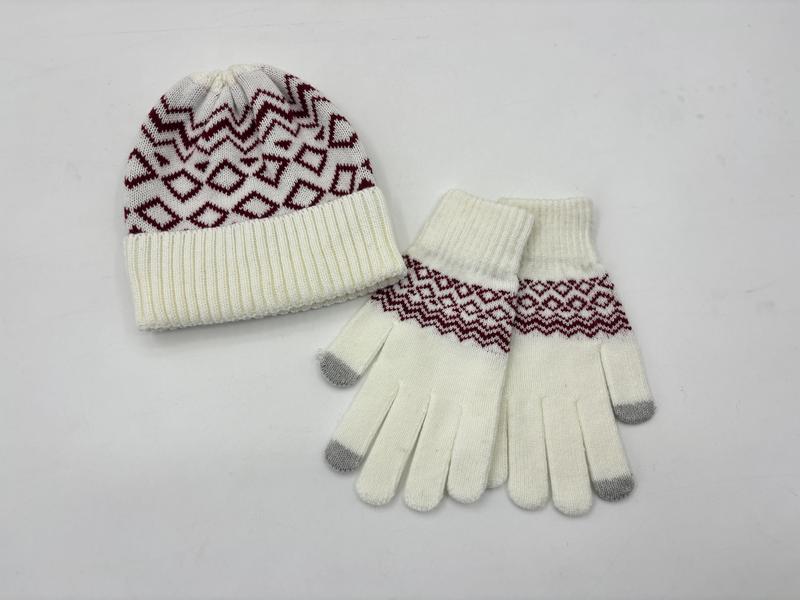 Cremeweiße Strickmütze und dazu passende Touchscreen-Handschuhe mit burgunderrotem geometrischem Fair-Isle-Muster, auf weißem Hintergrund