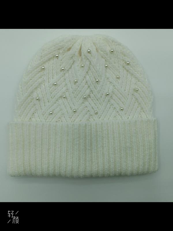 Cremefarbene Strickmütze mit Wabenmuster und dekorativen Perlen, umgeschlagener Krempe, Winteraccessoire für Damen