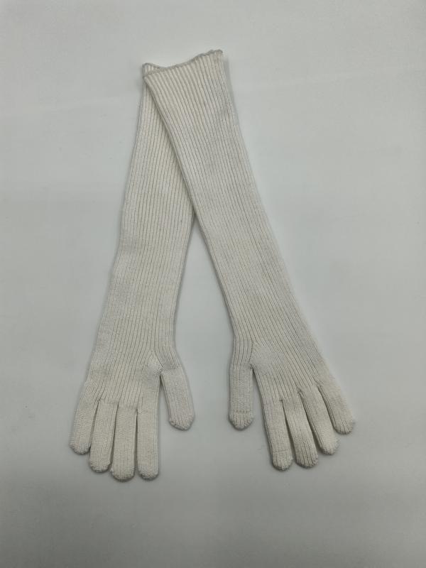 Paar lange elfenbeinfarbene Rippenstrick-Opernhandschuhe in voller Länge bis zum Ellbogen, flach auf weißem Untergrund liegend