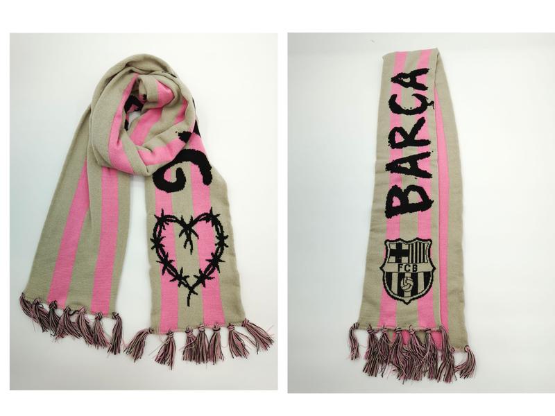 Gestrickter beige-rosa Fußballfan-Schal mit Barca-FCB-Wappen, Herzmotiv und gedrehten Fransenquasten, Vorder- und Rückseite gezeigt