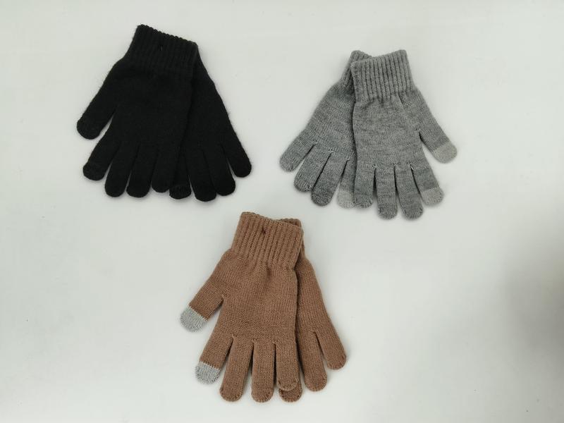 Drei Paar gerippte Strickhandschuhe in Schwarz, Grau und Sandbeige mit leitfähigen Fingerkuppen, flach auf weißem Untergrund angeordnet