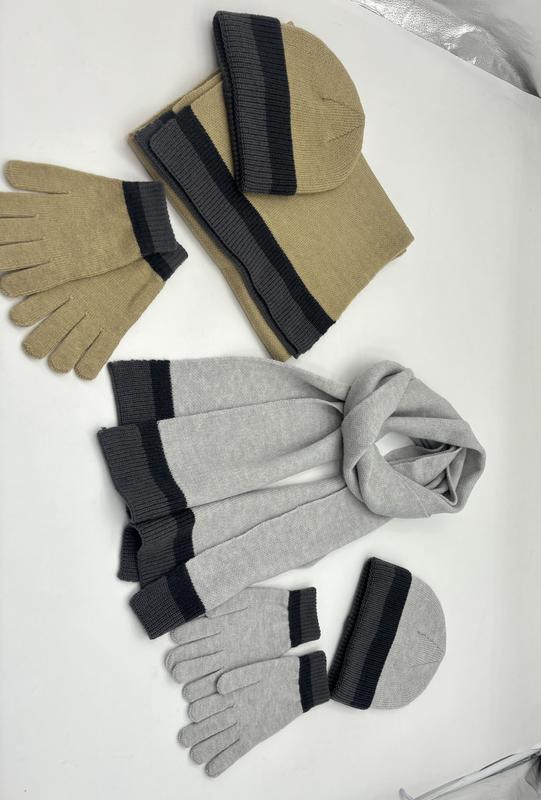 Zwei dreiteilige Strick-Wintersets mit Mütze, Schal und Fäustlingen in Sandbeige und Hellgrau mit dunkleren Streifen, nebeneinander arrangiert