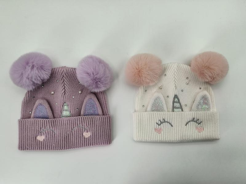 Zwei Einhorn-Beanies für Kinder in Lavendel und Cremeweiß mit flauschigen Doppel-Pompons, Glitzer-Hörnern, bestickten Wimpern und funkelnden Strasssteinen