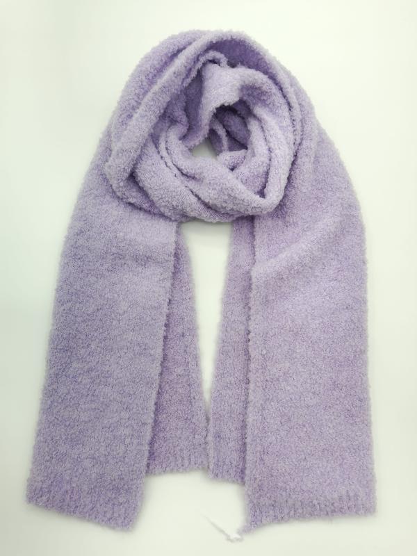 Weicher fliedervioletter Boucle-Strick Oversized-Schal zusammengelegt und flach auf weißem Hintergrund liegend