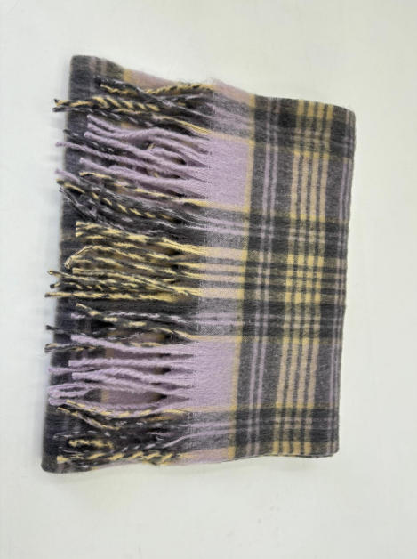 Gefaltete Kuscheldecke in Lavendel, Grau und Beige mit Tartanmuster und gedrehtem Fransenrand auf weißem Hintergrund