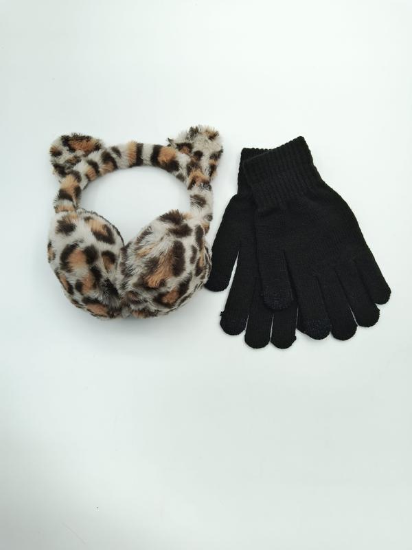 Ohrenschützer im Leo-Print aus Kunstfell mit Katzenohr-Design und schwarze Strickhandschuhe mit Touchscreen-Funktion als Winterset, auf weißem Hintergrund
