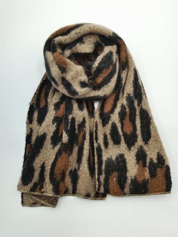 Aufgerollter Flauschstrickschal mit weichem Leopardenmuster in warmen Beige-, Braun- und Schwarztönen