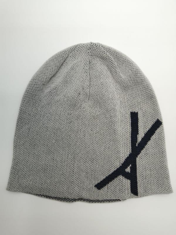 Hellgraue Feinstrick-Slouch-Beanie mit großem navyblauen Schriftzug auf der Vorderseite, Draufsicht auf weißem Untergrund