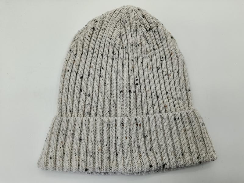 Hellgraue Strickmütze im Tweed-Look mit bunten Flecken und umgeschlagenem Rippbündchen