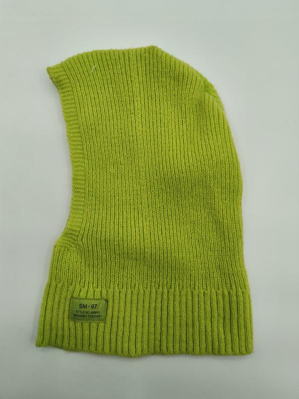 Limetten-grüne Rippstrick-Balaclava mit Vollgesichtsabdeckung flach auf weißem Hintergrund mit kleinem Aufnäher