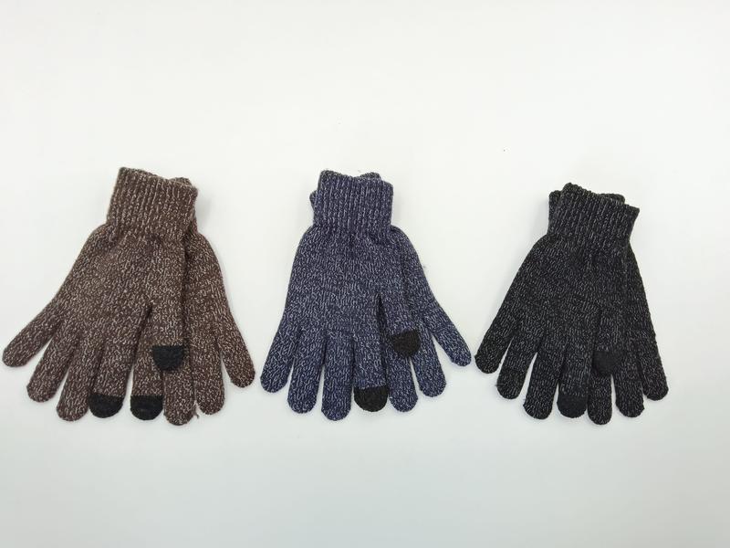 Drei Paar melierte Strickhandschuhe in Braun, Marineblau und Dunkelgrau nebeneinander auf weißem Untergrund