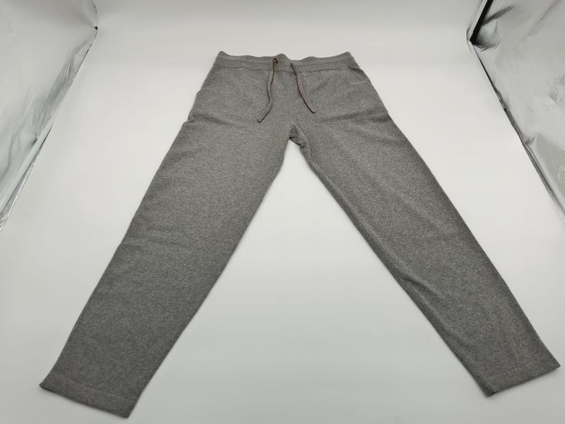 Aufgefaltete graue Melange-Jogginghose mit schmalem Schnitt, braunem Kordelzug am Bund und Seitentaschen in Produktfotografie