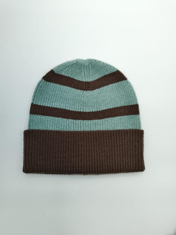 Gestreifte Strickmütze in Mintgrün und Dunkelbraun mit Rippbund, flache Ansicht auf weißem Hintergrund