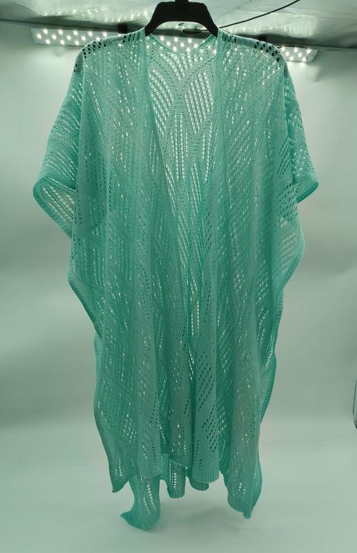 Mintfarbener Häkel-Kimono mit welligem Lochmuster, kurzen Ärmeln und langem Schnitt, auf einem Kleiderbügel präsentiert