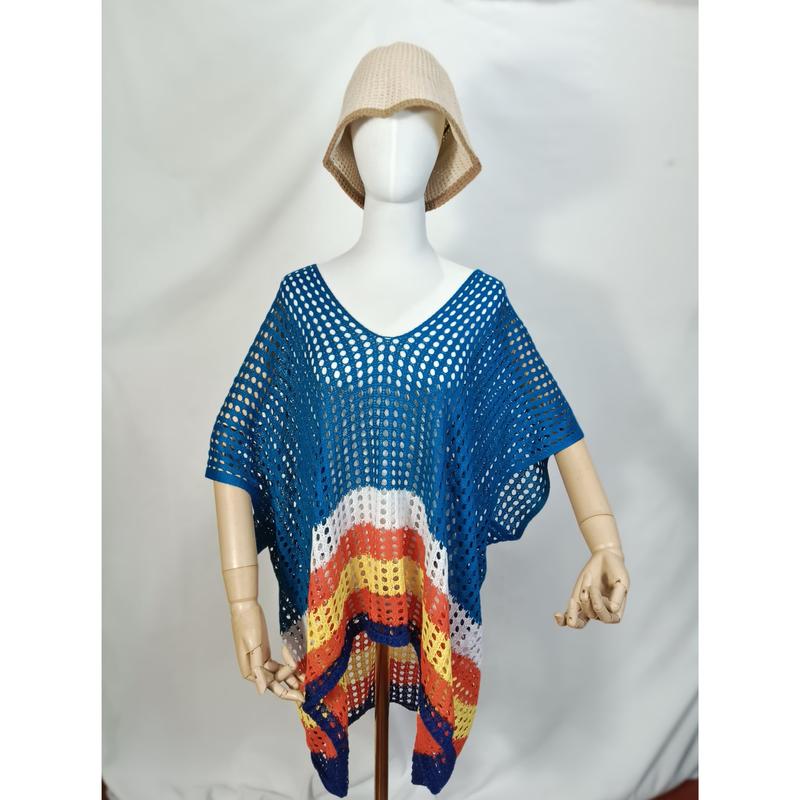 Schaufensterpuppe trägt Häkel-Strandponcho mit blauen, orangenen und gelben Streifen im offenen Netzmuster und Sonnenhut