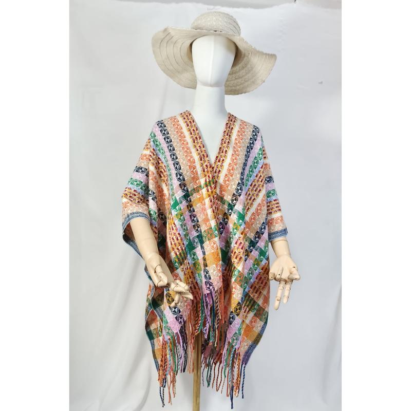 Schaufensterpuppe im mehrfarbigen geometrischen Webponcho mit Fransenkante und breiter Hutkrempe im Boho-Look