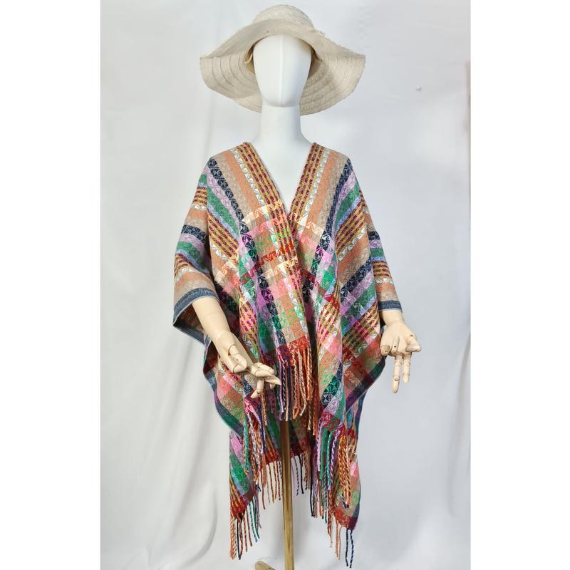 Schaufensterpuppe in mehrfarbig kariertem handgewebten Poncho mit Fransenkante und breitem Strohhut