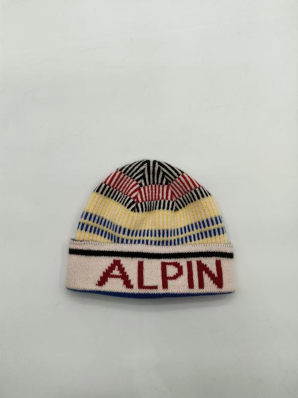 Bunte Strickmütze mit roten, gelben, blauen und schwarzen Streifen und ALPIN-Schriftzug auf weißem Rippenbund