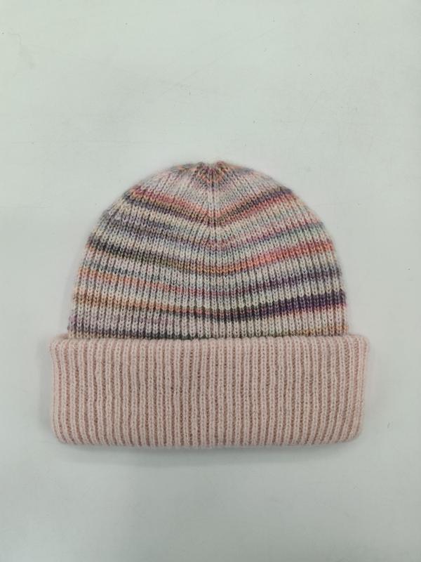 Flauschige Wintermütze mit bunten Streifen in Rosa, Lila und Grau sowie breitem gestricktem Umschlagrand auf weißem Untergrund