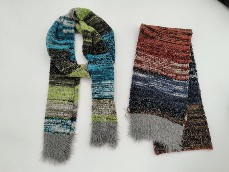 Zwei gestreifte Strickscharls mit Kunstfell-Fransenden, einer in Blau-Grün-Grau und einer in Rot-Blau-Braun Tönen, flach ausgelegt