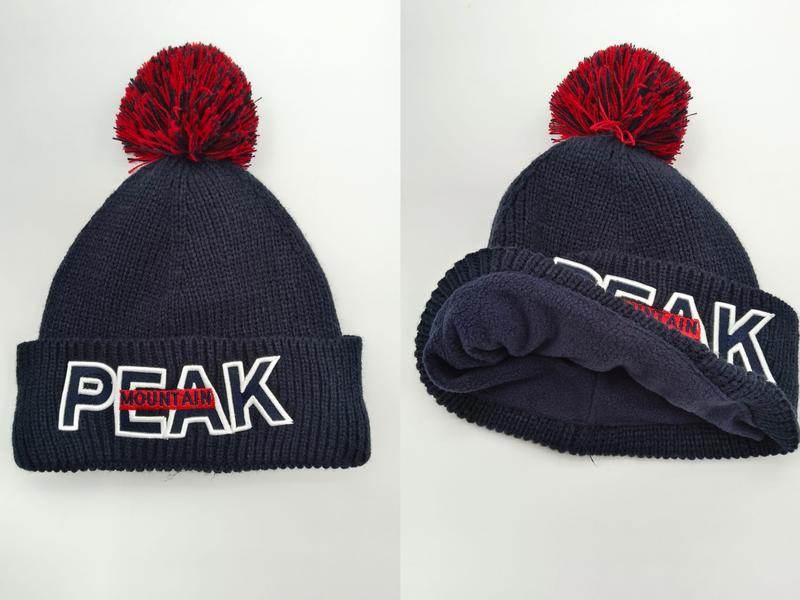 Navyblaue Rippenstrickmütze mit rotem Bommel und gesticktem PEAK MOUNTAIN Schriftzug auf umgeklapptem Bündchen, Vorder- und Innenansicht