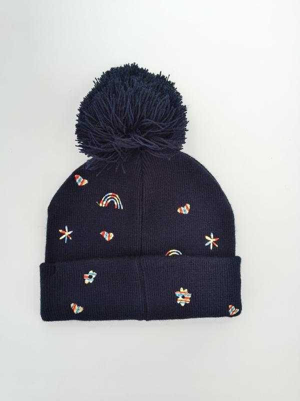 Dunkelblaue gerippte Wintermütze mit flauschigem Pompon und farbigen gestickten Regenbögen, Herzen, Sternen und Blumen