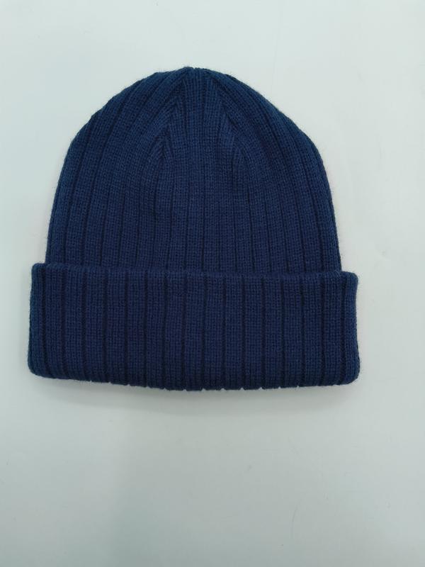 Marineblaue Wintermütze mit Rippenmuster und umgeschlagenem Rand, weicher Strickstoff, Draufsicht auf weißem Hintergrund