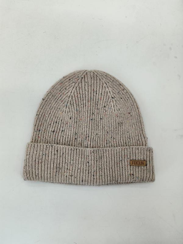 Beige Strickmütze mit bunten Farbflecken im Garn, breitem gefaltetem Bund, Flachaufnahme auf weißem Hintergrund