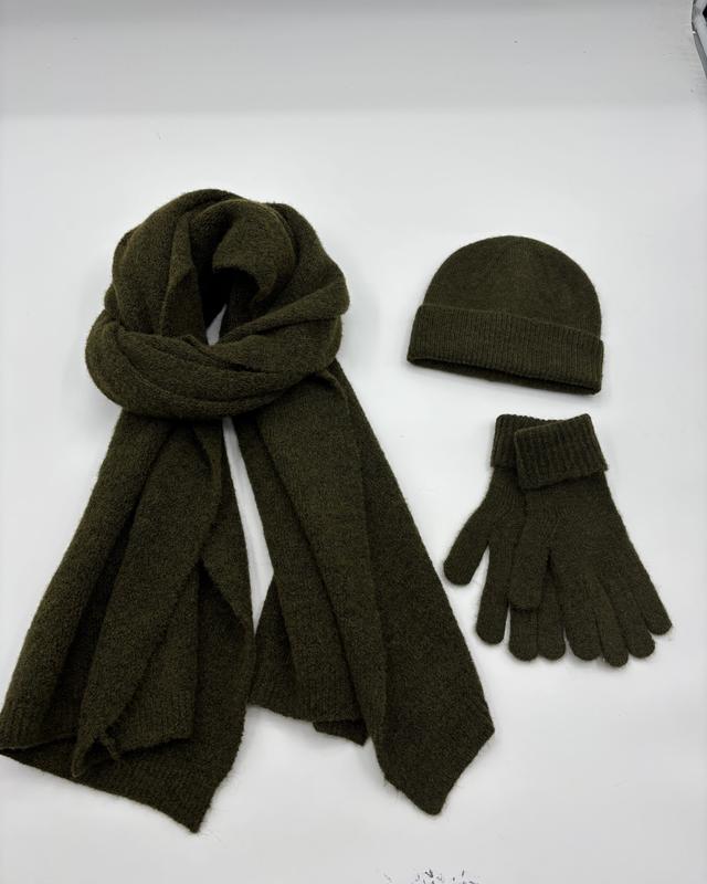 Dreiteiliges Winterset in Olivgrün bestehend aus einem großen Umhangschal, einer Rippenstrickmütze und passenden Handschuhen