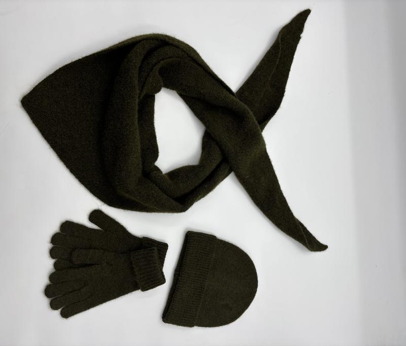 Olivgrünes Winteraccessoire-Set mit dreieckigem Stricktuch, anliegenden Handschuhen und Rippenstrickmütze auf weißem Hintergrund